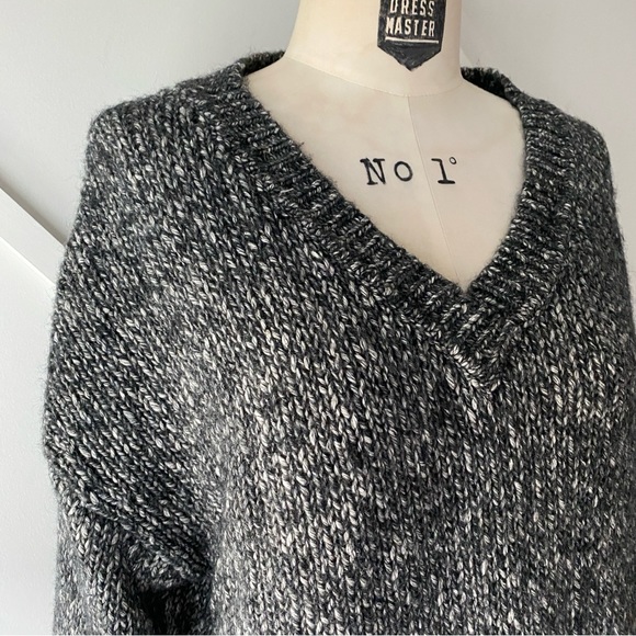 Theory V-Neck Wool Blend Gray Sweater - M - Picture 5 of 12